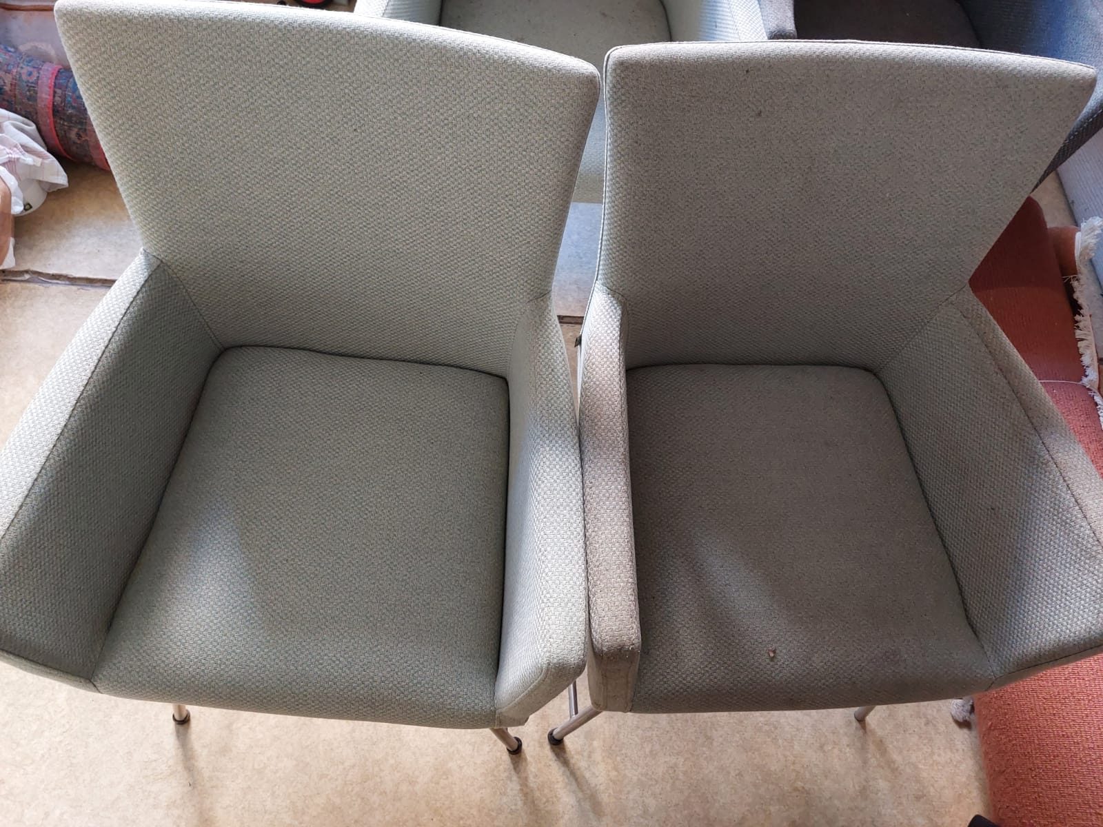 Reinigung Outdoor Sessel links nach der Reinigung, rechts davor.