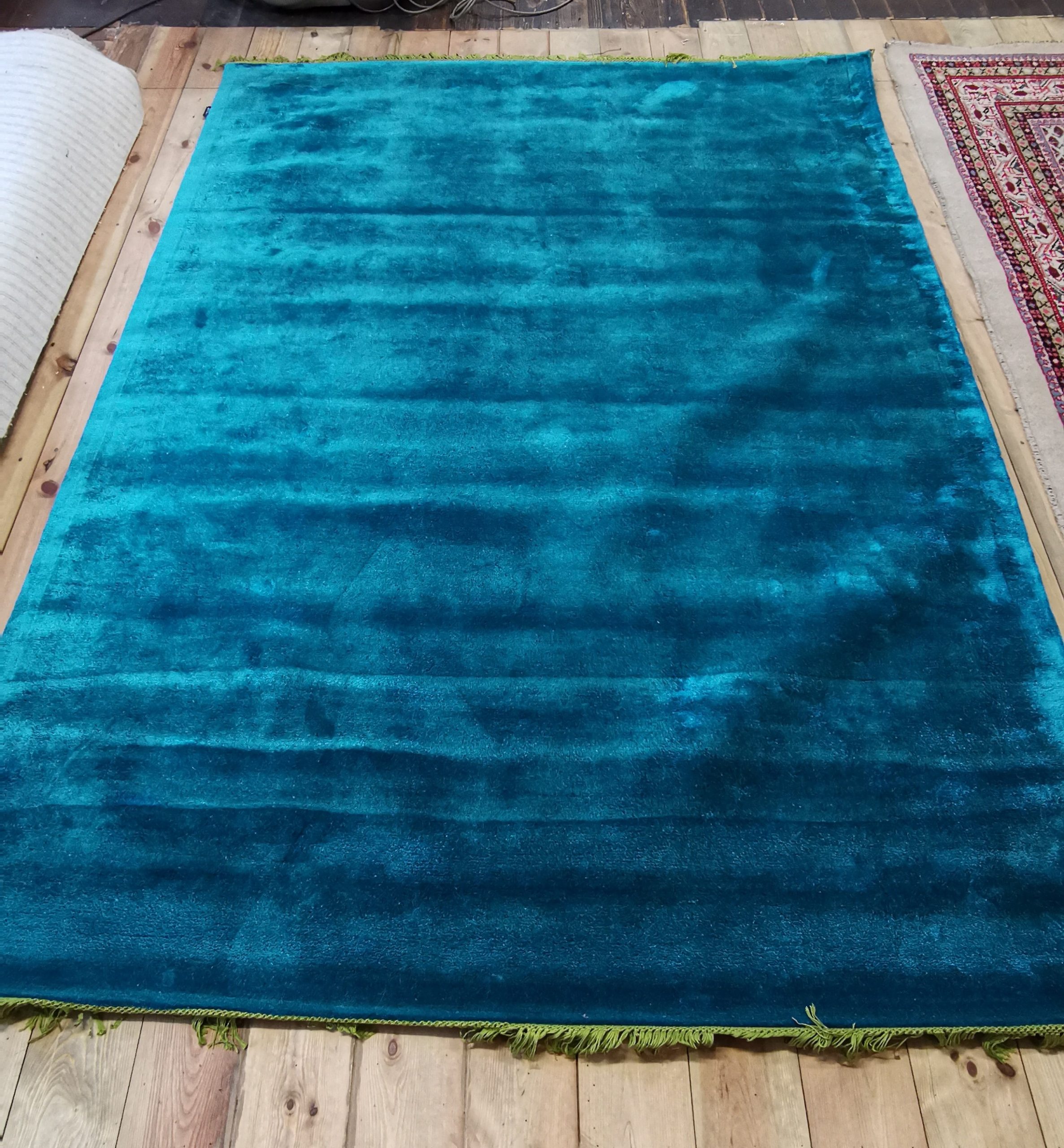 Tencel Teppich Transportschaden. Der Teppich ist wellig und der Flor steht in alle Richtungen.