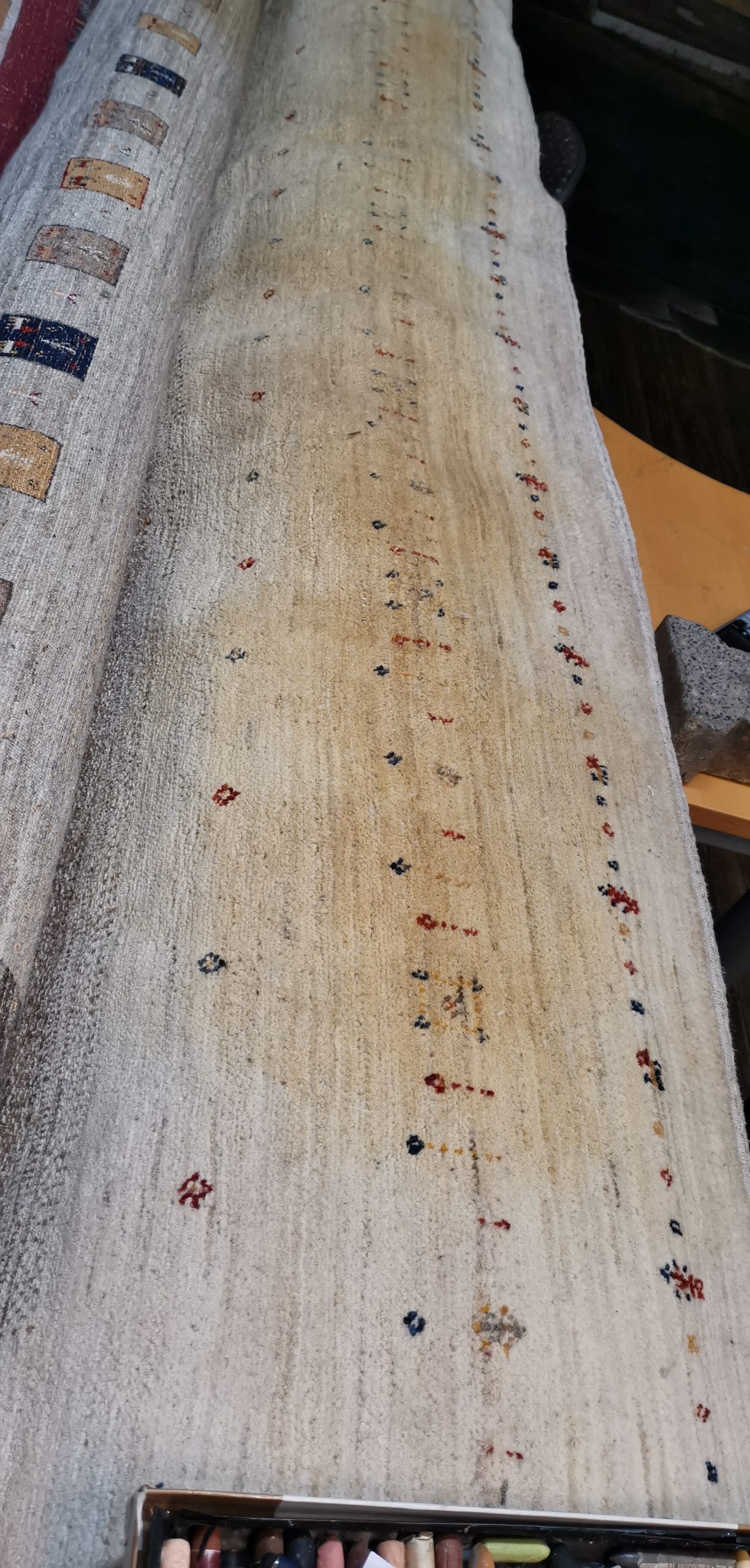 Urinflecken in einem Luribaff Teppich. Das Stück ist schon gewaschen. Der Geruch ist schon wieder gut aber die Verfärbungen sind durch eine Wäsche allein nicht zu beheben (1)