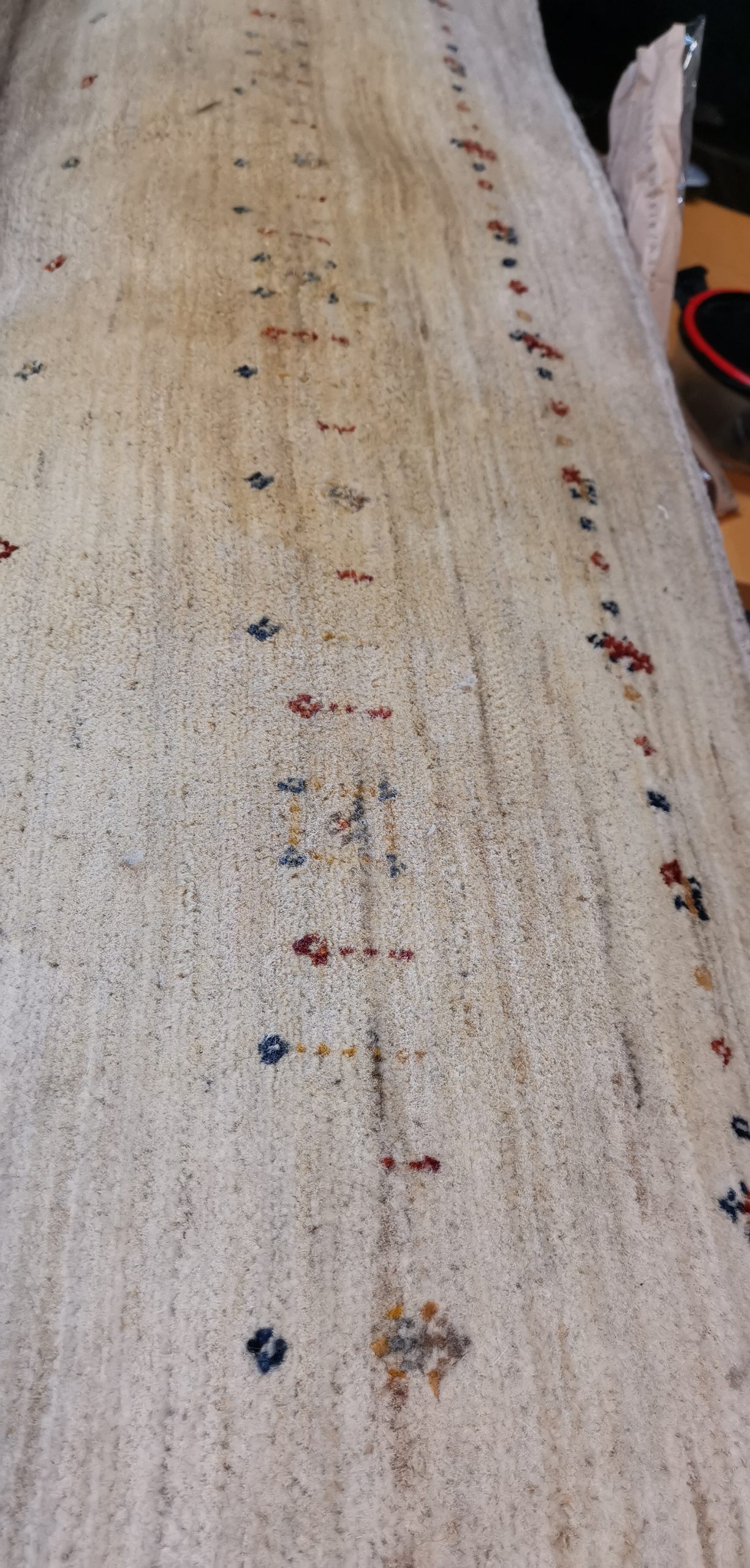 Urinflecken in einem Luribaff Teppich. Wir haben angefangen die Flecken zu entfärben mit sichtbarem Erfolg.